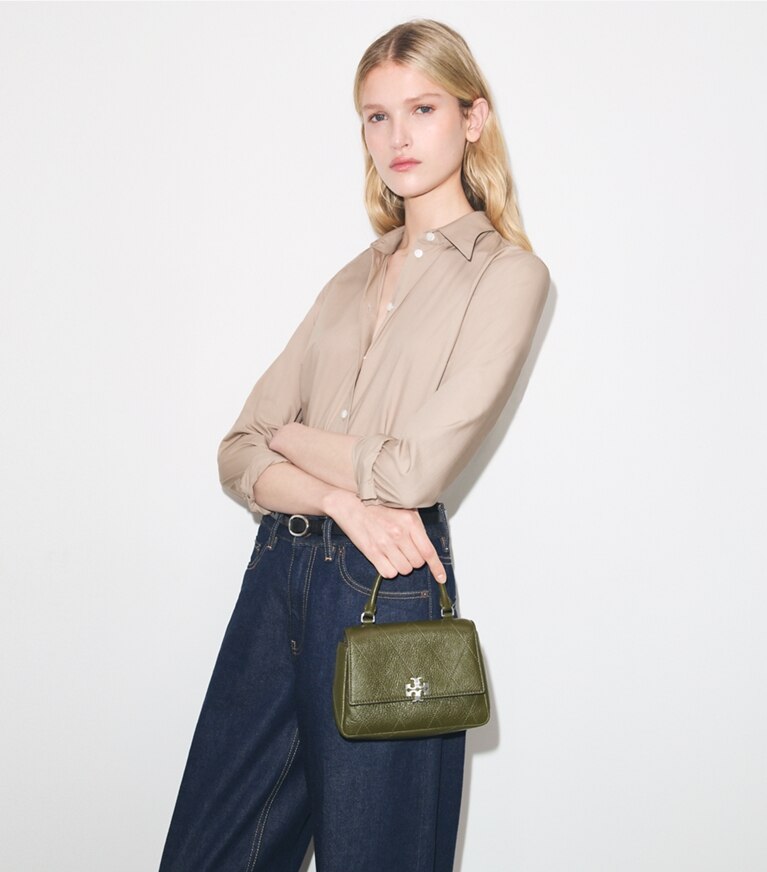 Tory Burch designer borse a spalla Mini borsa Charlie matelassé con manico superiore in Dark Olive additional on model