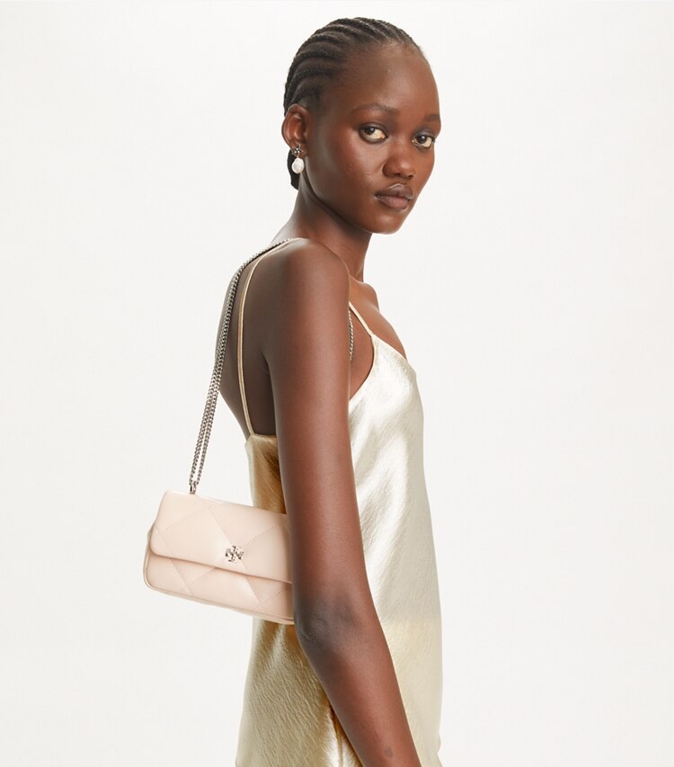 Tory Burch designer borse a spalla Mini borsa Kira con pattina e trapuntatura a trapezio in Soft Pink accessory on model