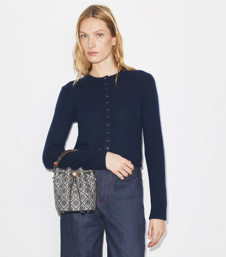 Tory Burch designer crossbody bags Mini Bucket Bag mit T-Monogramm in Tory Navy additional on model