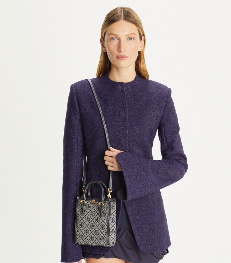 Tory Burch designer sacs à bandoulière Mini cabas en jacquard T Monogram in Tory Navy accessory on model