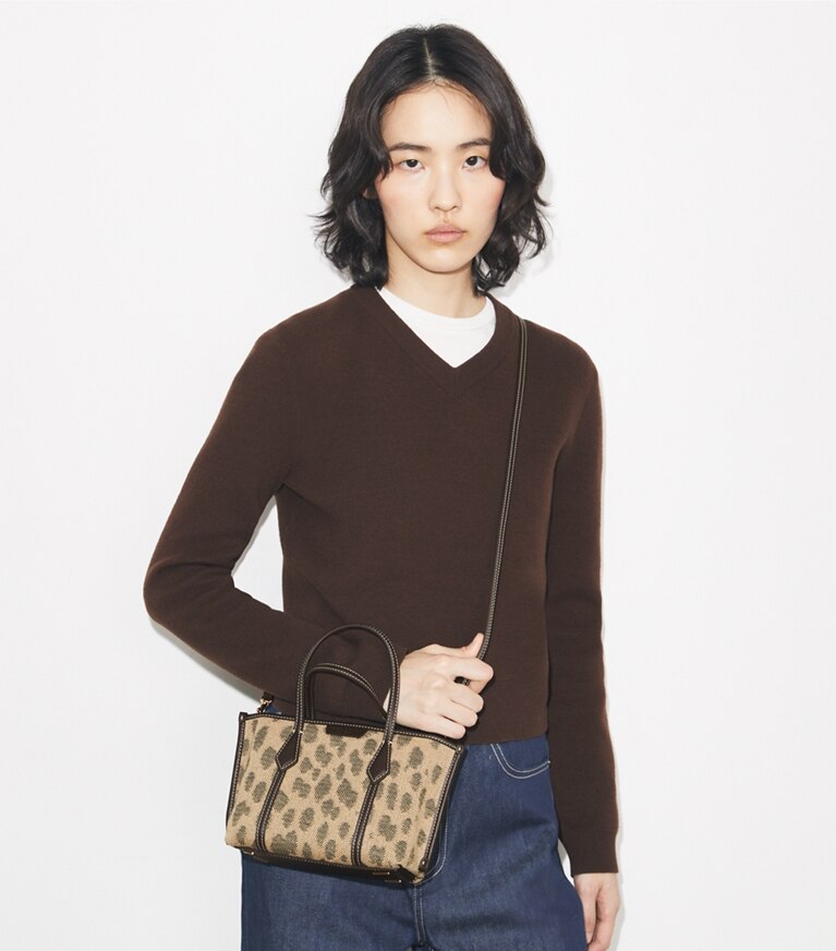 Tory Burch designer sacs à bandoulière Mini cabas en toile Perry in Cheetah Spots accessory on model