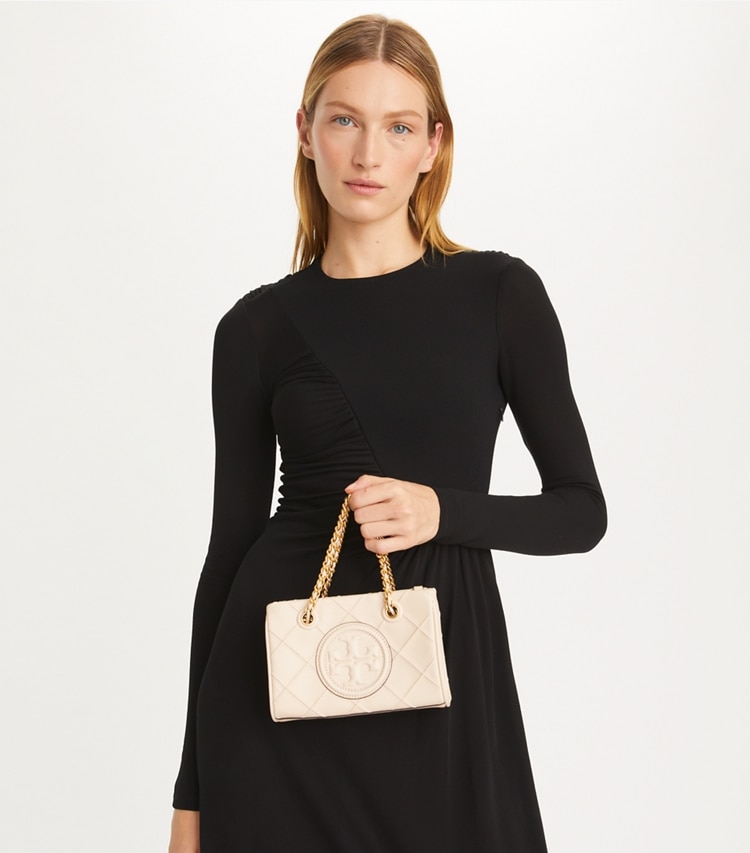 Tory Burch designer sacs à bandoulière Mini cabas Fleming en cuir souple à chaînette in New Cream accessory on model