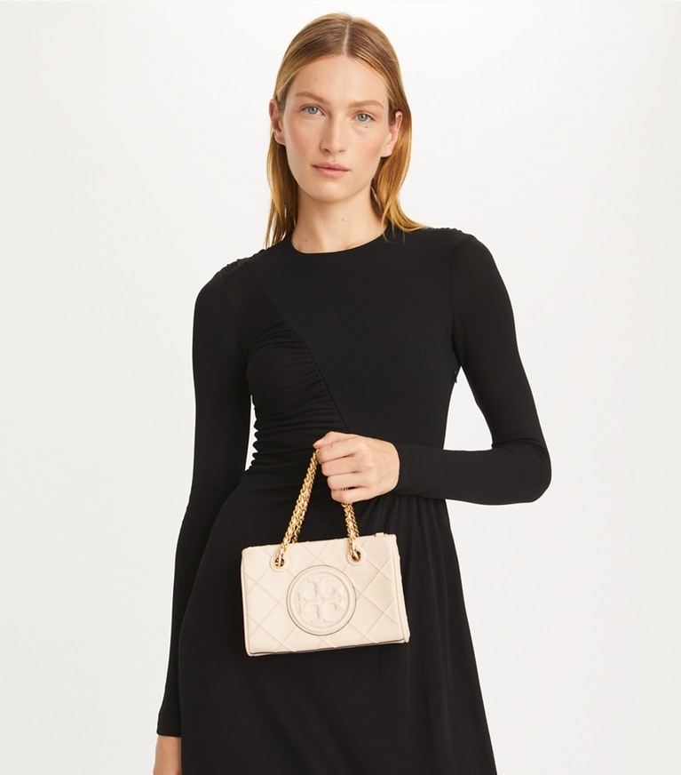 Tory Burch designer sacs à bandoulière Mini cabas Fleming en cuir souple à chaînette in New Cream angle