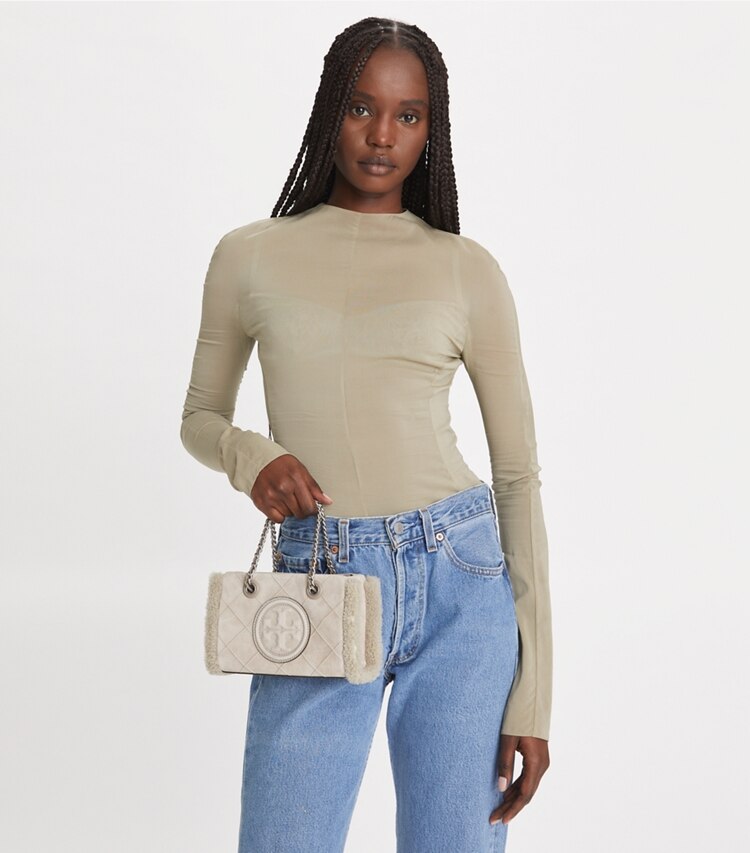 Tory Burch designer sacs à bandoulière Mini cabas Fleming en daim et shearling à chaînette in Cotton Grey accessory on model
