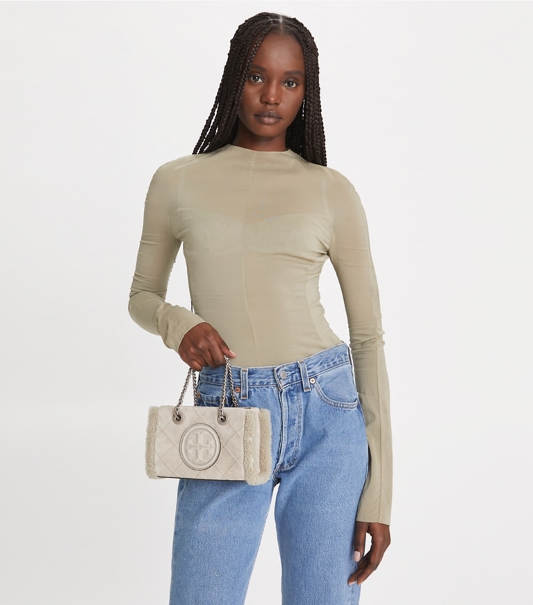 Tory Burch designer sacs à bandoulière Mini cabas Fleming en daim et shearling à chaînette in Cotton Grey accessory on model