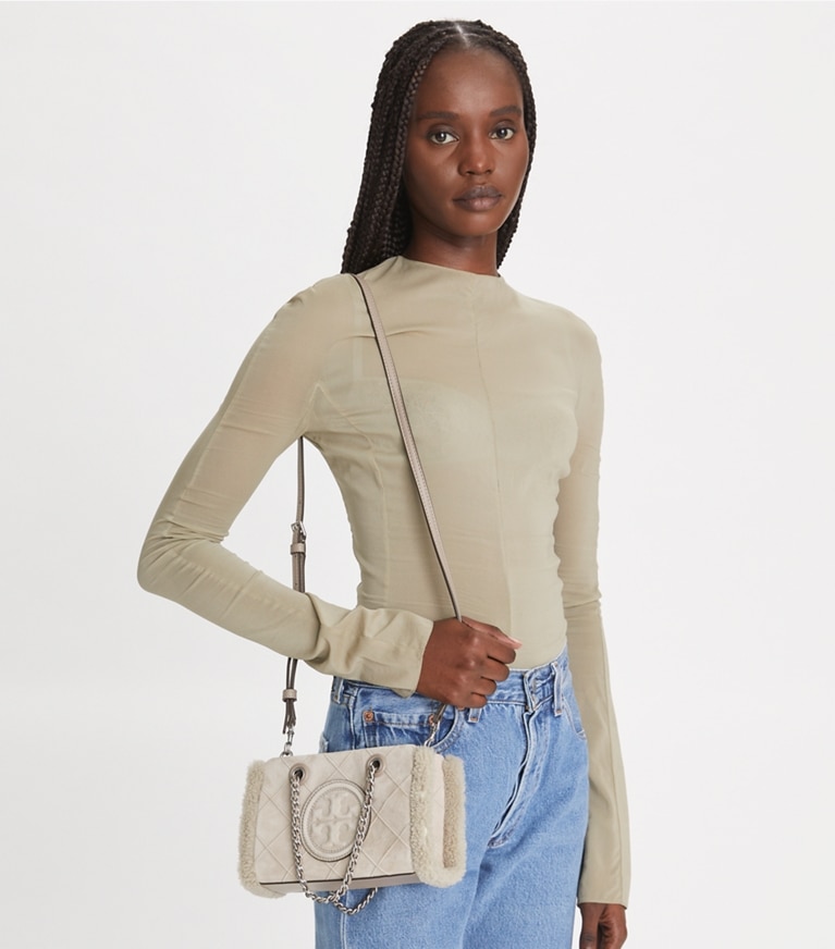 Tory Burch designer sacs à bandoulière Mini cabas Fleming en daim et shearling à chaînette in Cotton Grey additional on model