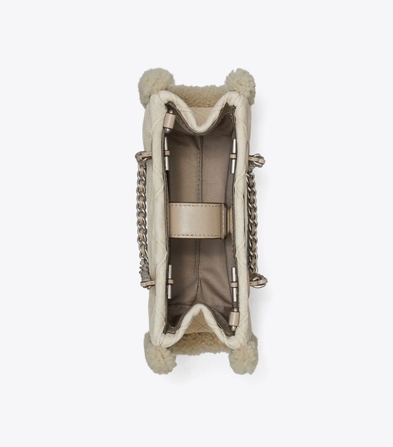Tory Burch designer sacs à bandoulière Mini cabas Fleming en daim et shearling à chaînette in Cotton Grey dessus