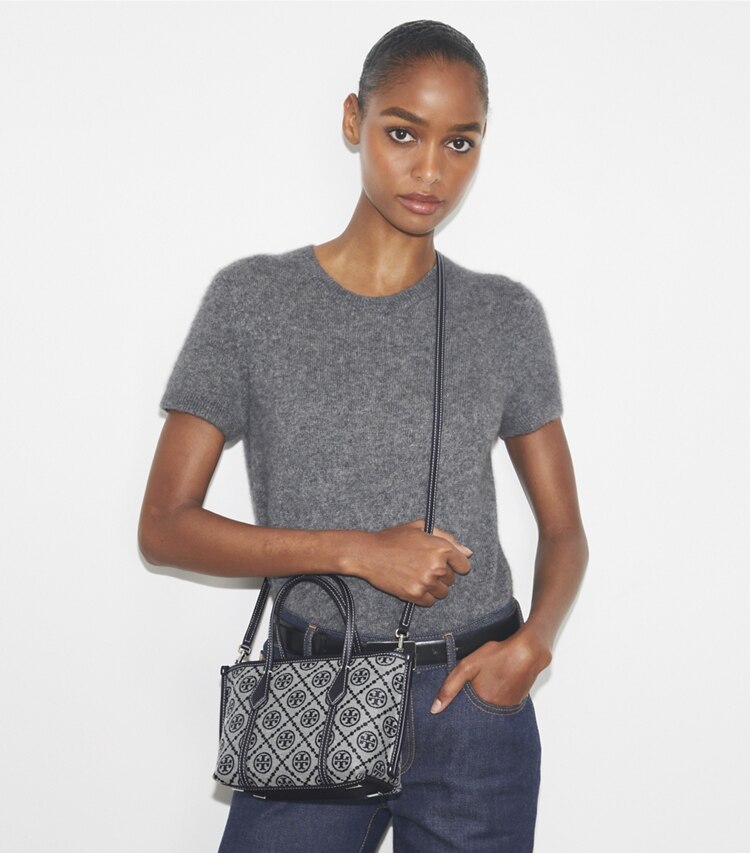 Tory Burch designer sacs à bandoulière Mini cabas Perry T Monogram in Tory Navy accessory on model