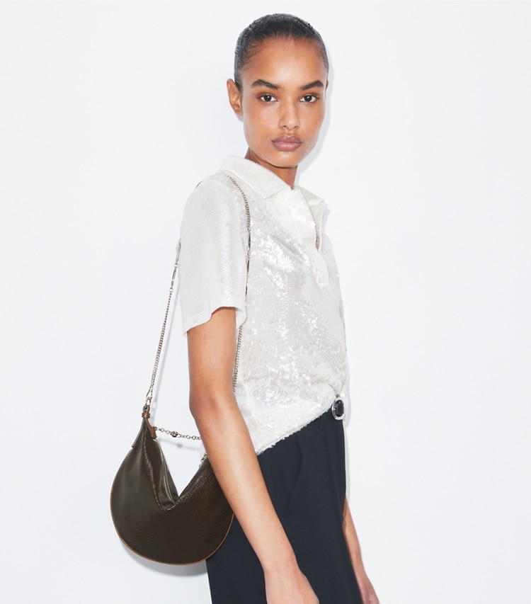 Tory Burch designer ショルダーバッグ チェーン ストラップ ミニ バルーンバッグ in Dark Brown accessory on model