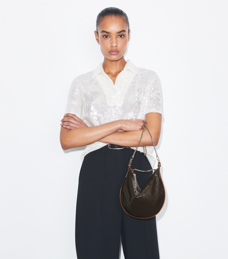 Tory Burch designer ショルダーバッグ チェーン ストラップ ミニ バルーンバッグ in Dark Brown additional on model