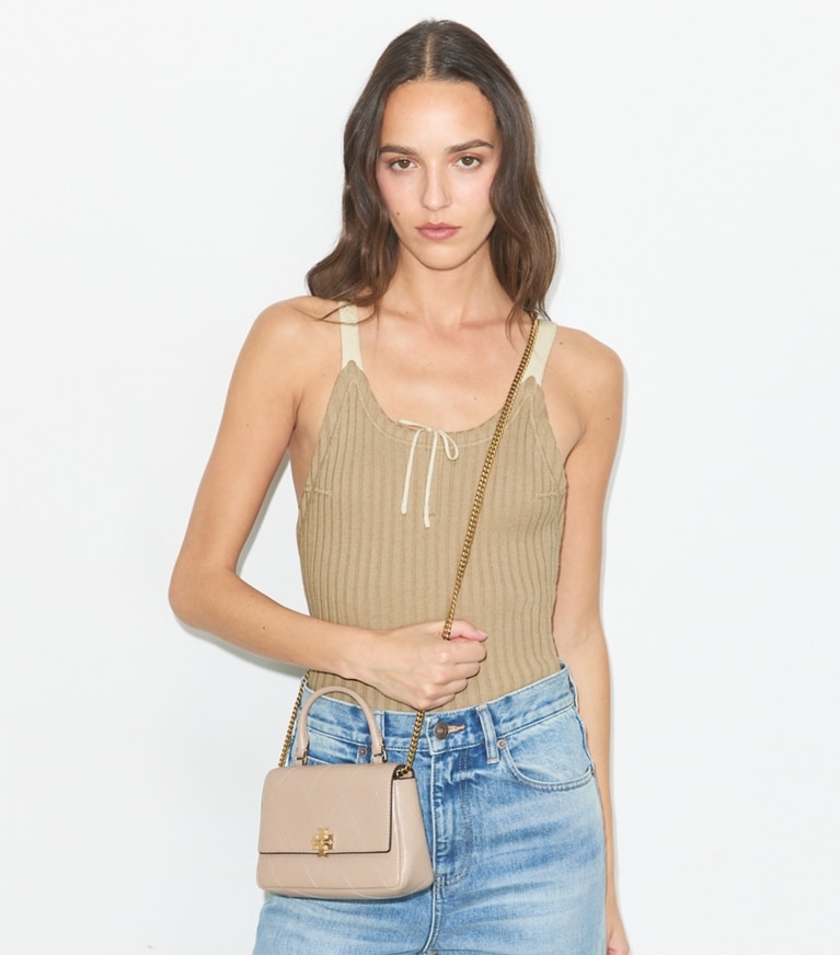 Tory Burch designer クロスボディバッグ チャーリー キルト トップハンドル ミニ クロスボディバッグ in Soft Cement accessory on model