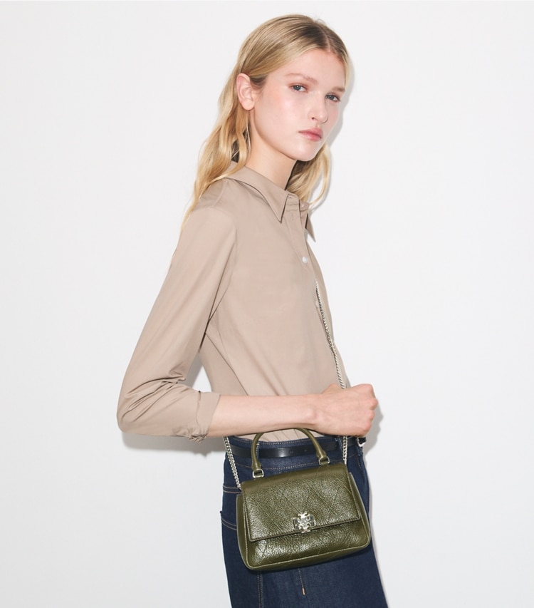 Tory Burch designer クロスボディバッグ チャーリー キルト トップハンドル ミニ クロスボディバッグ in Dark Olive accessory on model