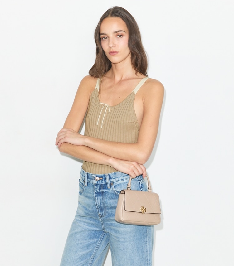 Tory Burch designer クロスボディバッグ チャーリー キルト トップハンドル ミニ クロスボディバッグ in Soft Cement additional on model