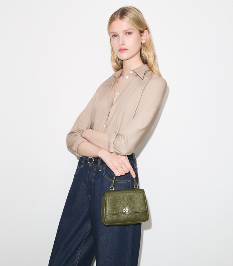 Tory Burch designer クロスボディバッグ チャーリー キルト トップハンドル ミニ クロスボディバッグ in Dark Olive additional on model
