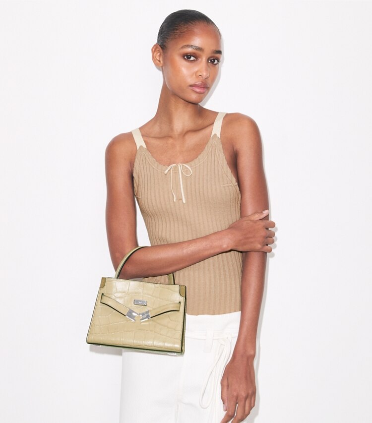 Tory Burch designer sacs à bandoulière Mini double sac Lee Radziwill en cuir embossé effet croco in Ginger Leaf accessory on model