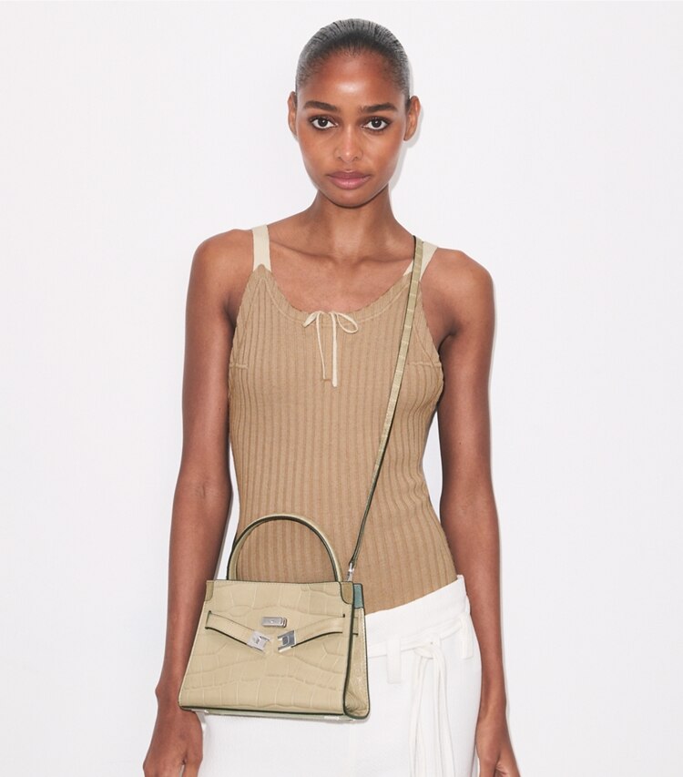 Tory Burch designer sacs à bandoulière Mini double sac Lee Radziwill en cuir embossé effet croco in Ginger Leaf additional on model
