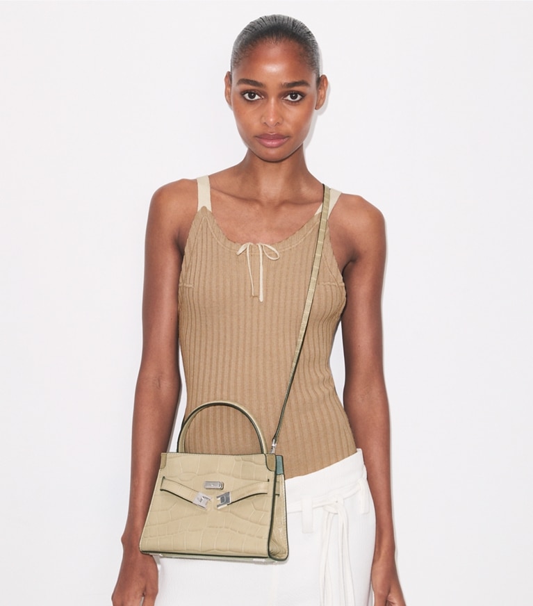 Tory Burch designer sacs à bandoulière Mini double sac Lee Radziwill en cuir embossé effet croco in Ginger Leaf additional on model