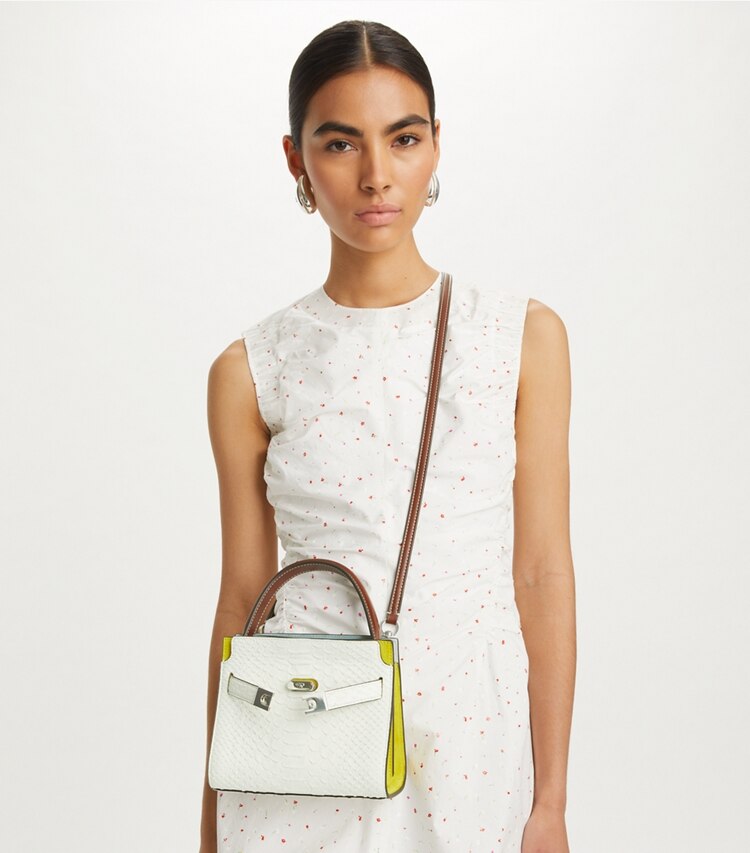 Tory Burch designer sacs à bandoulière Mini double sac Lee Radziwill en cuir embossé effet serpent in Blanc additional on model