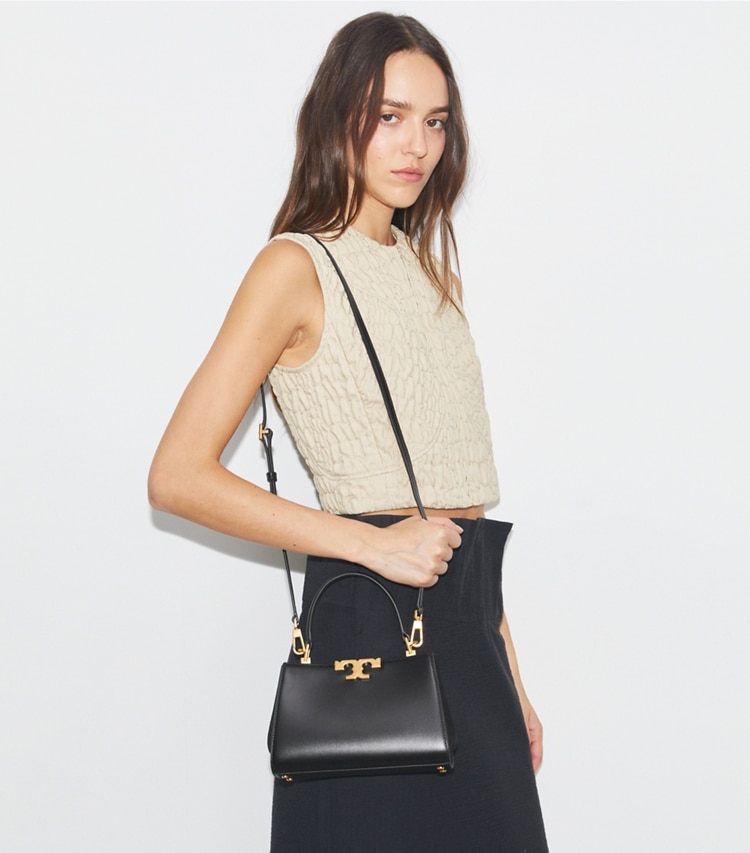 Tory Burch designer クロスボディバッグ エレノア ミニサッチェル in Black accessory on model