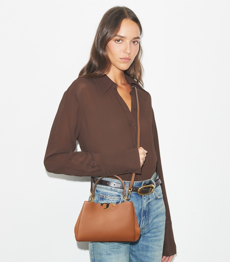 Tory Burch designer クロスボディバッグ エレノア ソフト ミニ サッチェルバッグ in Aged Tan accessory on model