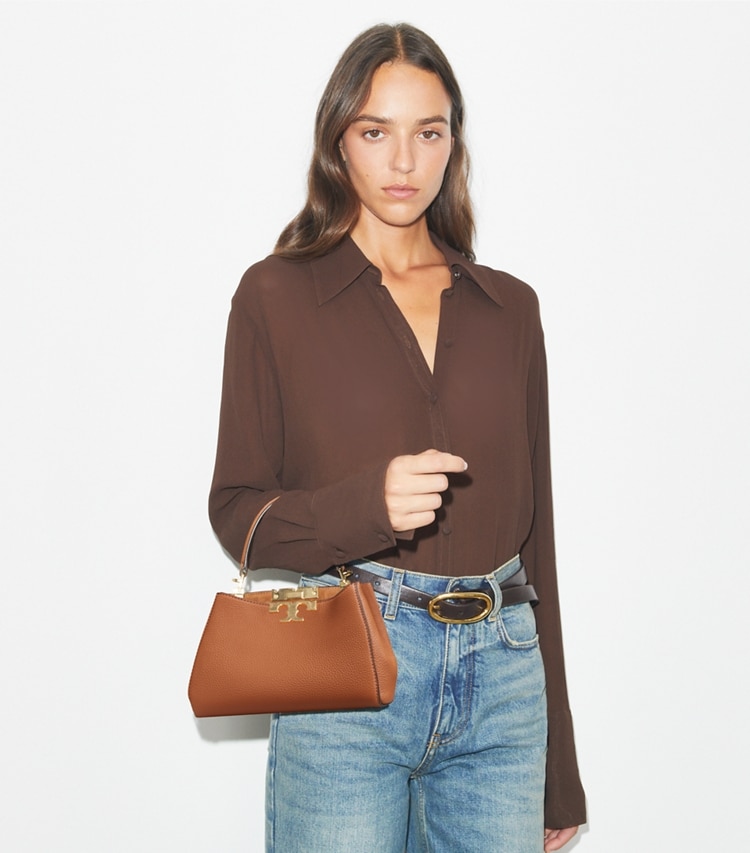 Tory Burch designer クロスボディバッグ エレノア ソフト ミニ サッチェルバッグ in Aged Tan additional on model