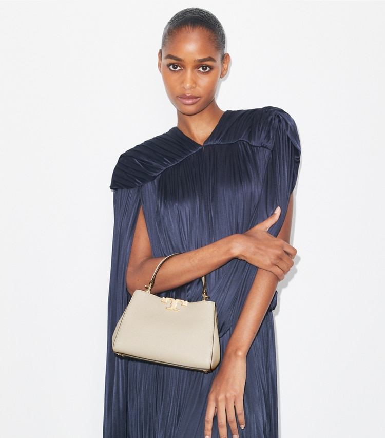 Tory Burch designer クロスボディバッグ エレノア ソフト ミニ サッチェルバッグ in Light Stone additional on model