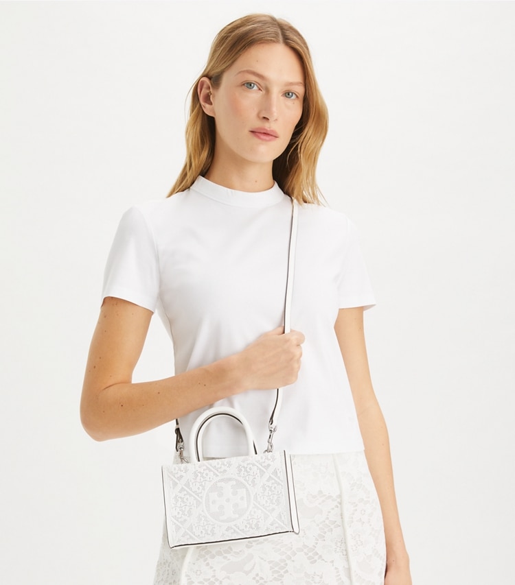 Tory Burch designer クロスボディバッグ エラ バイオ パーフォレート ミニ トートバッグ in Blanc accessory on model