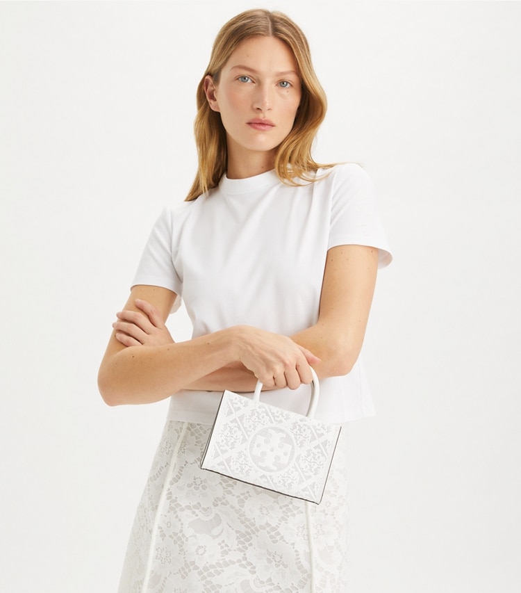 Tory Burch designer クロスボディバッグ エラ バイオ パーフォレート ミニ トートバッグ in Blanc additional on model