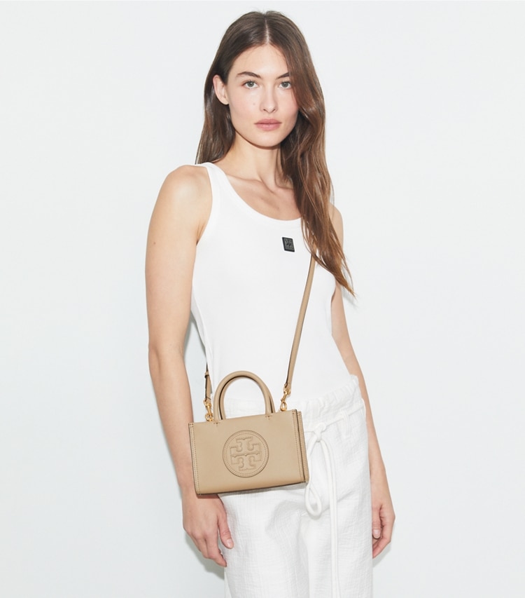 Tory Burch designer クロスボディバッグ エラ バイオ ミニトート in Fresh Clay accessory on model