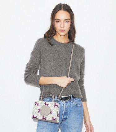 Tory Burch designer トートバッグ エラ ホース ミニ トートバッグ in Gray / Magenta accessory on model