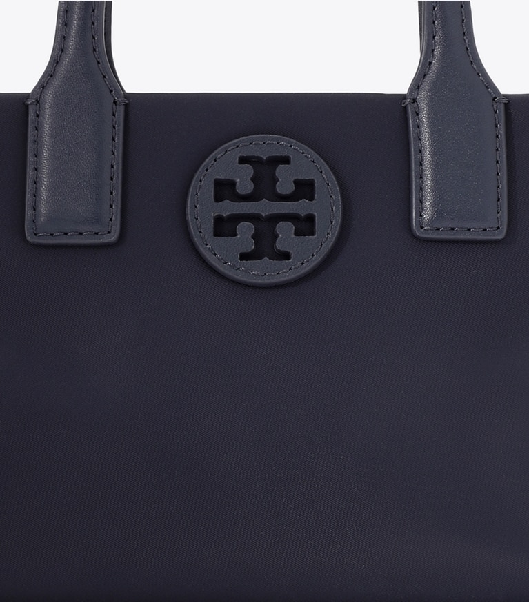 Tory Burch designer クロスボディバッグ ナイロン ミニ トートバッグ in Tory Navy ディテール