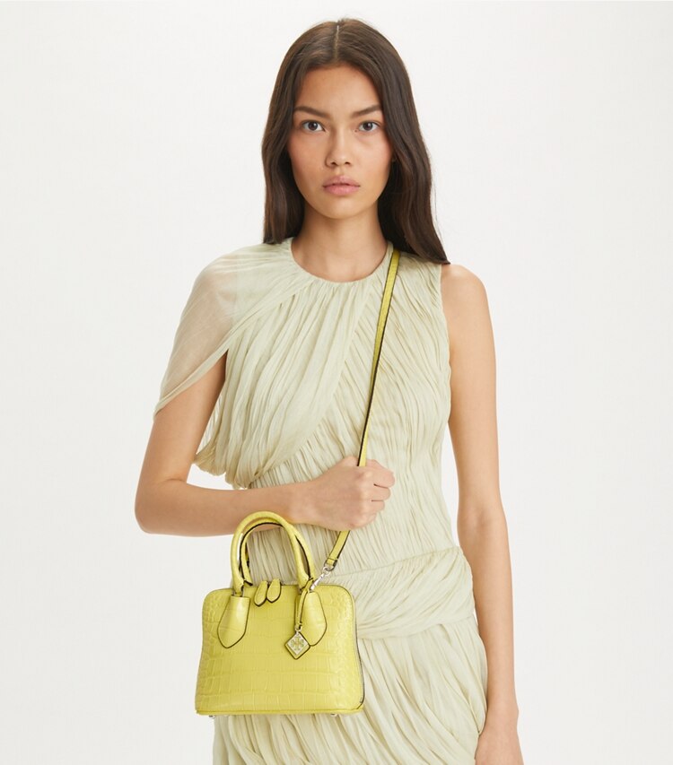 Tory Burch designer クロスボディバッグ スウィング エンボス ミニバッグ in Lemon Chiffon accessory on model