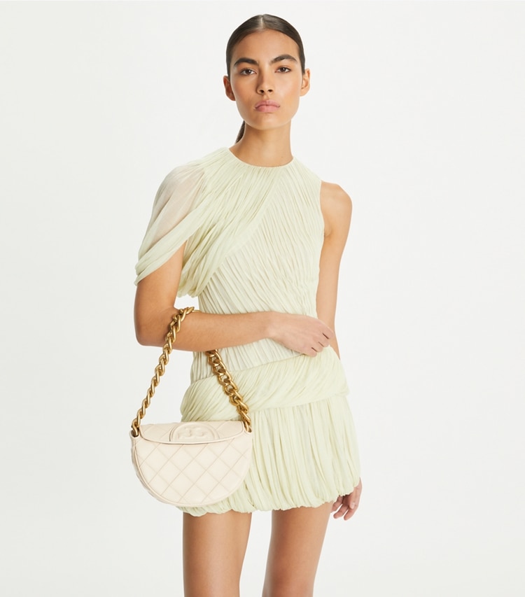 Tory Burch designer ショルダーバッグ フレミング ソフト ミニクレッセントバッグ in New Cream accessory on model