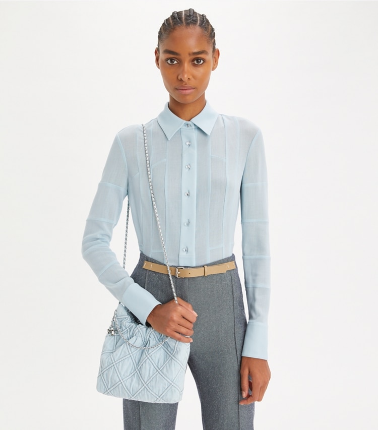 Tory Burch designer クロスボディバッグ フレミング ソフトデニム ミニホーボーバッグ in Seltzer accessory on model