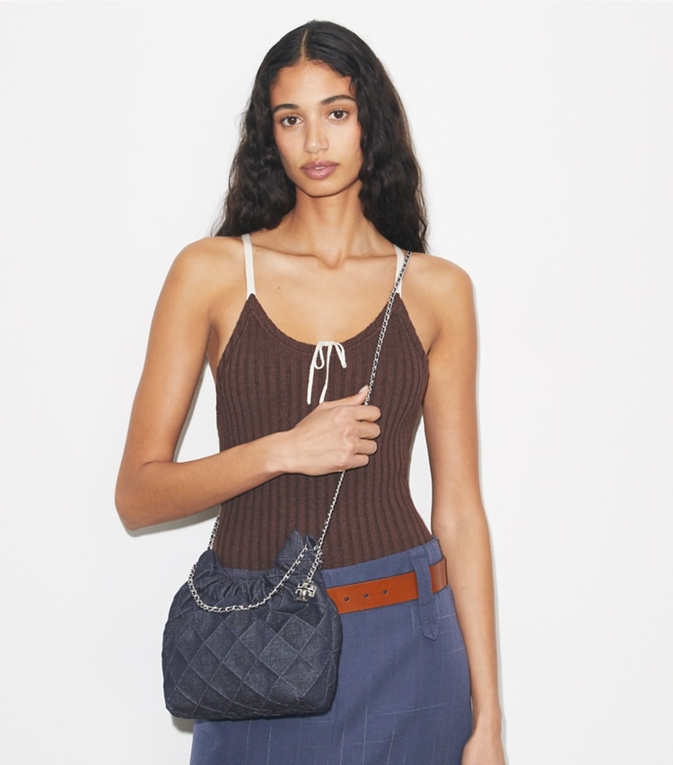 Tory Burch designer クロスボディバッグ フレミング ソフトデニム ミニホーボーバッグ in Blue accessory on model