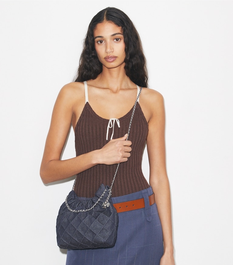 Tory Burch designer クロスボディバッグ フレミング ソフトデニム ミニホーボーバッグ in Blue accessory on model