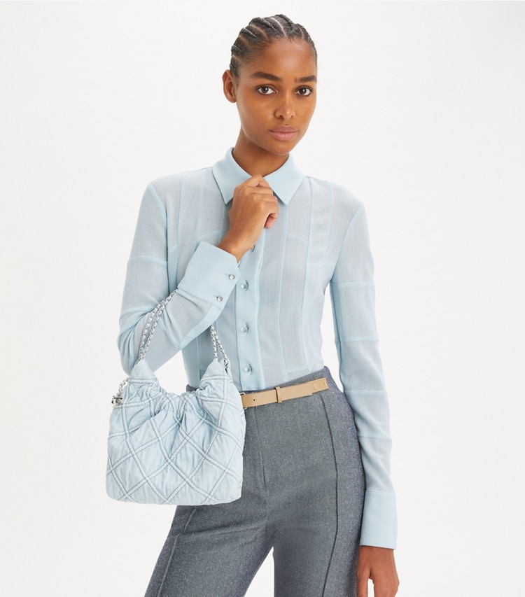 Tory Burch designer クロスボディバッグ フレミング ソフトデニム ミニホーボーバッグ in Seltzer additional on model
