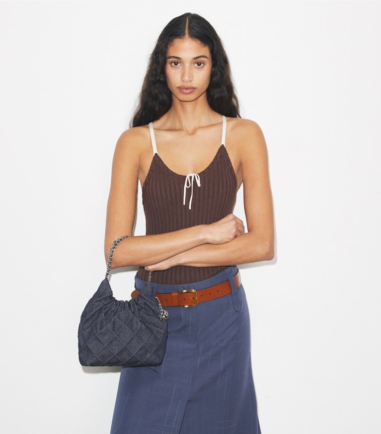 Tory Burch designer クロスボディバッグ フレミング ソフトデニム ミニホーボーバッグ in Blue additional on model