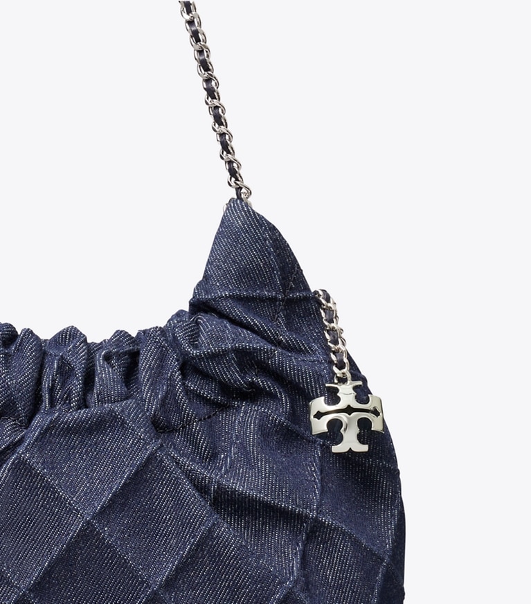 Tory Burch designer クロスボディバッグ フレミング ソフトデニム ミニホーボーバッグ in Blue ディテール