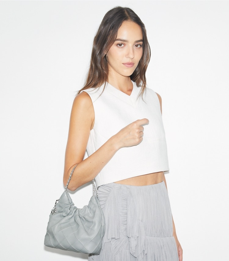 Tory Burch designer クロスボディバッグ フレミング ソフト ミニ ホーボーバッグ in Gray additional on model