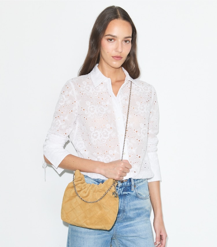 Tory Burch designer クロスボディバッグ フレミング ソフトスエード ミニホーボーバッグ in Stone accessory on model