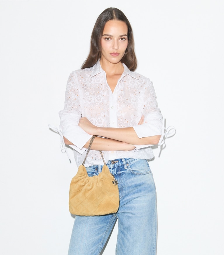 Tory Burch designer クロスボディバッグ フレミング ソフトスエード ミニホーボーバッグ in Stone additional on model