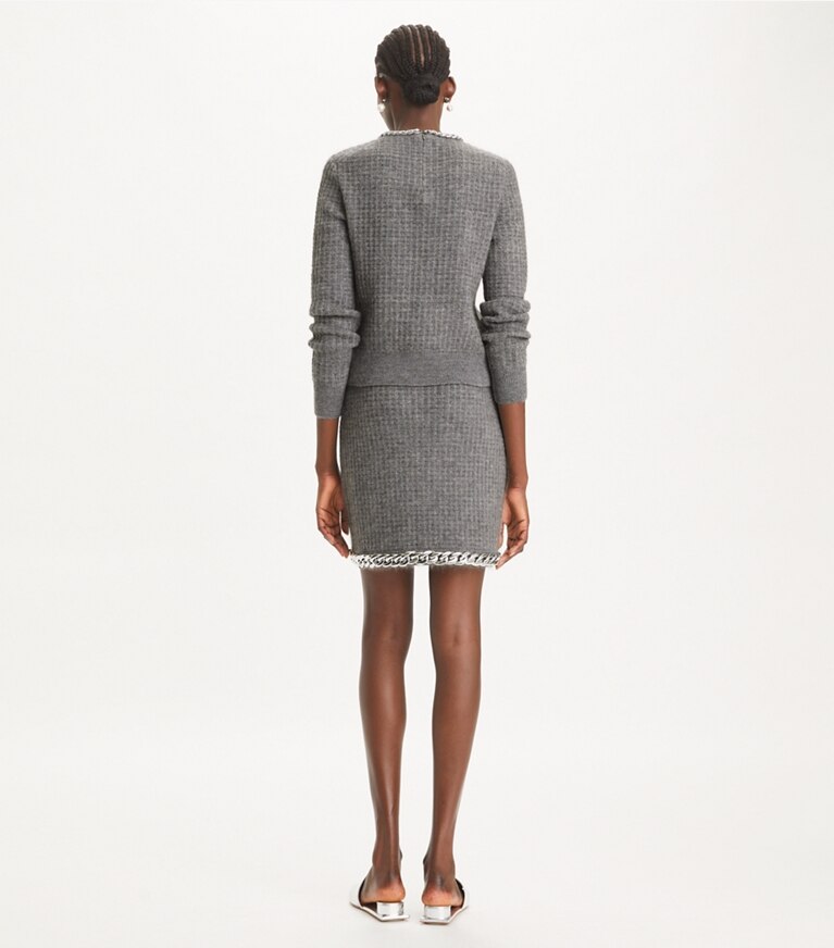 Tory Burch designer bas Mini-jupe à chaîne dans Mineral Gray sur modèle, de dos