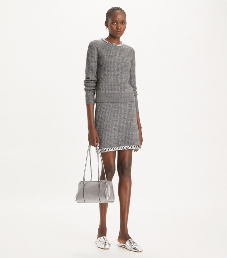 Tory Burch designer bas Mini-jupe à chaîne dans Mineral Gray sur modèle, de face