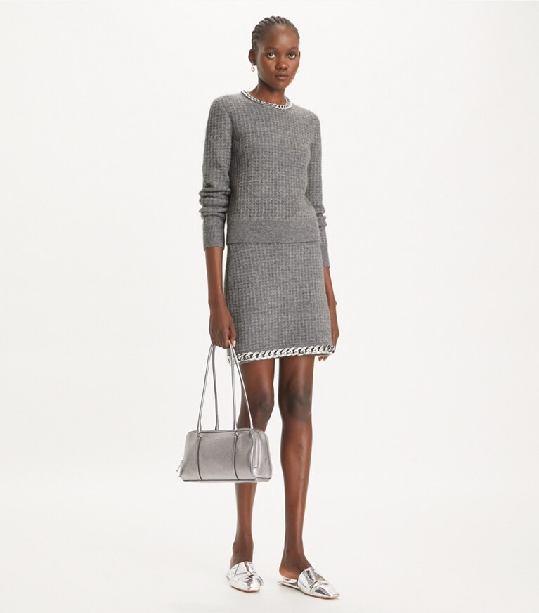 Tory Burch designer bas Mini-jupe à chaîne dans Mineral Gray sur modèle, de face