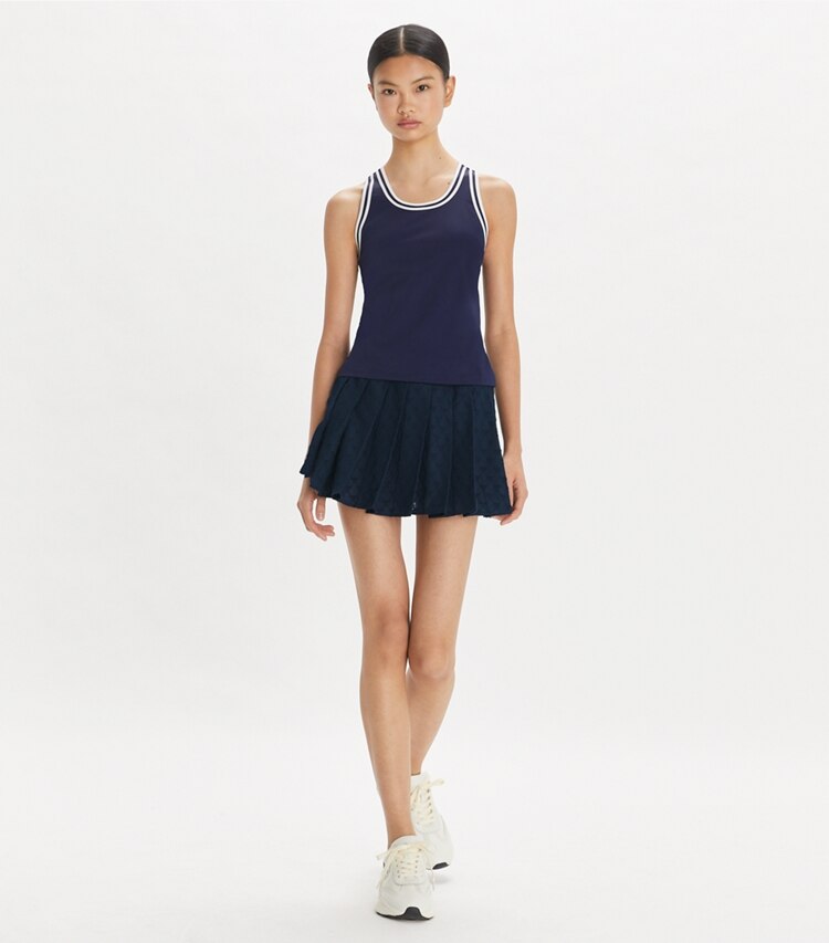 Tory Sport designer bas Mini jupe de tennis en molleton jacquard in Tory Navy sur mannequin, devant
