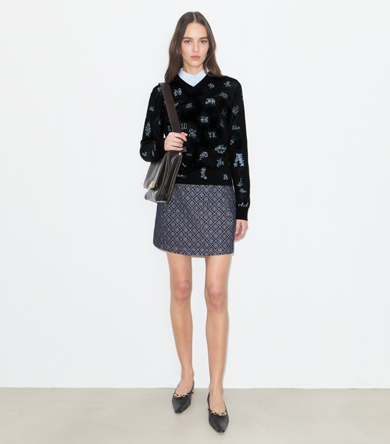 Tory Burch designer bas Mini-jupe en denim dans T-Monogram Stone Wash sur modèle, de face