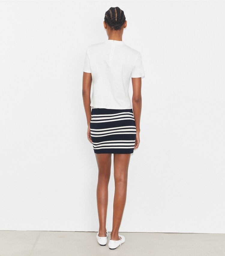 Tory Sport designer bas Mini-jupe en viscose dans Tory Navy City Stripe sur modèle, de dos