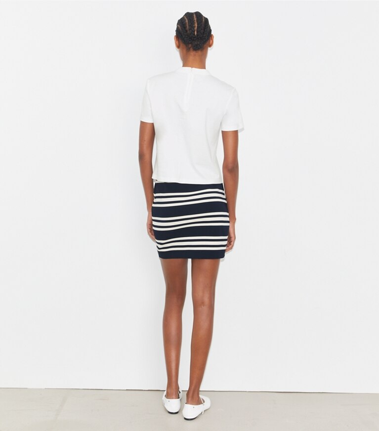 Tory Sport designer bas Mini-jupe en viscose dans Tory Navy City Stripe sur modèle, de dos