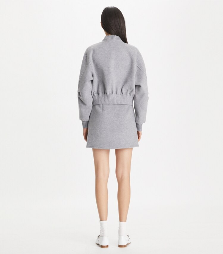 Tory Burch designer bas Mini-jupe T Monogram in Gray Melange T Monogram Jacquard Combo B on model back